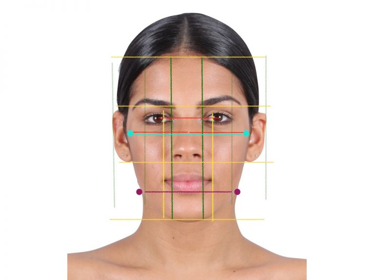 Dentista em Feira de Santana realizando escaneamento digital intraoral para implante dentário na clínica Camila Freitas.