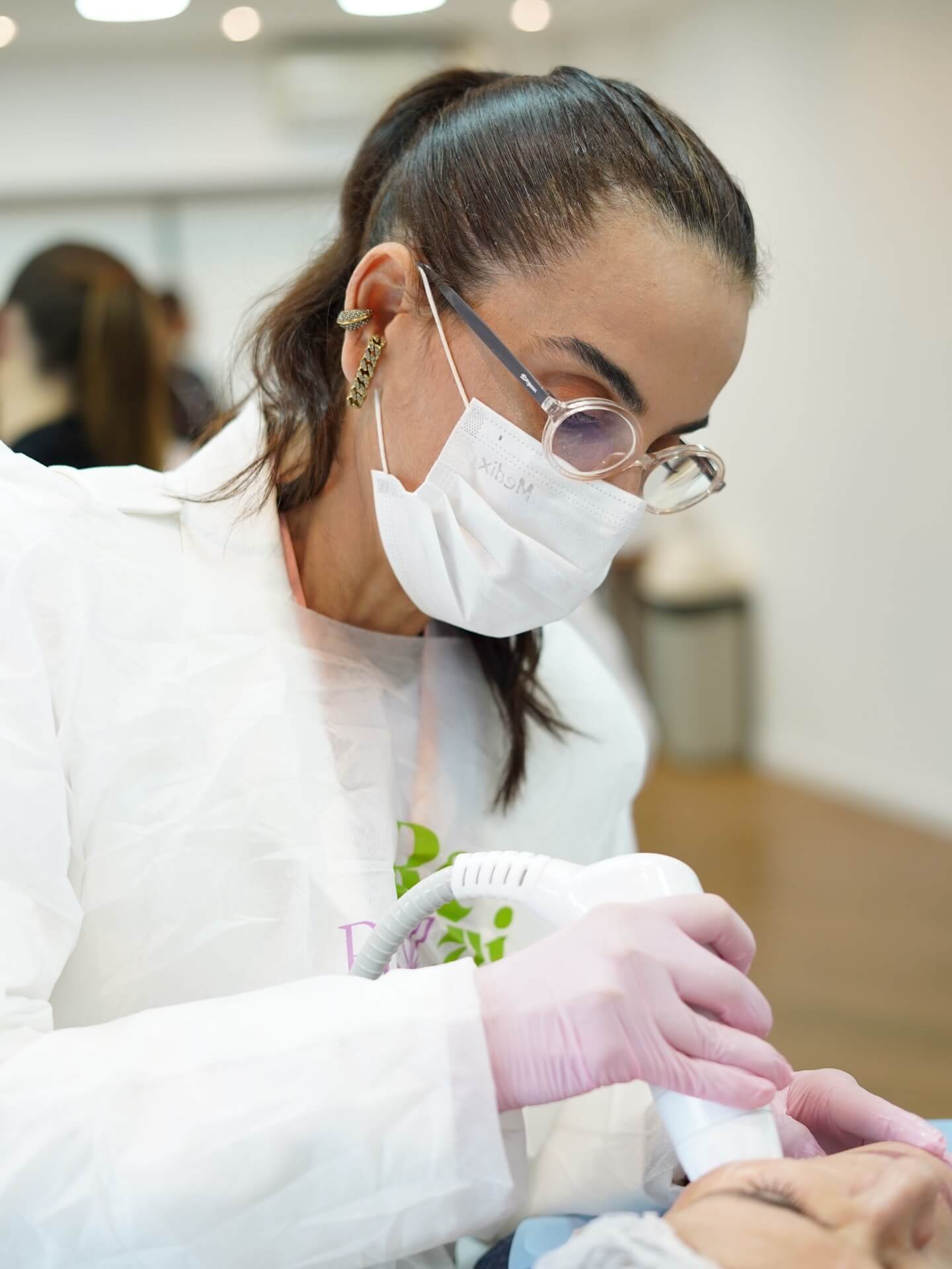 Dra. Camila Freitas, dentista em Feira de Santana, realizando procedimento odontológico com tecnologia de ponta e foco no conforto do paciente.