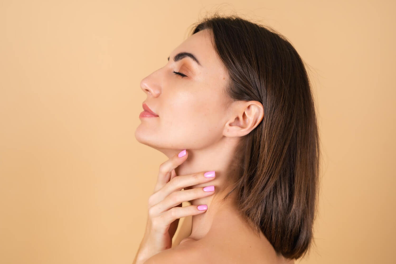 Perfil de mulher de olhos fechados com a mão no pescoço, destacando a área para lipo de papada em Feira de Santana com a Dra. Camila Freitas.