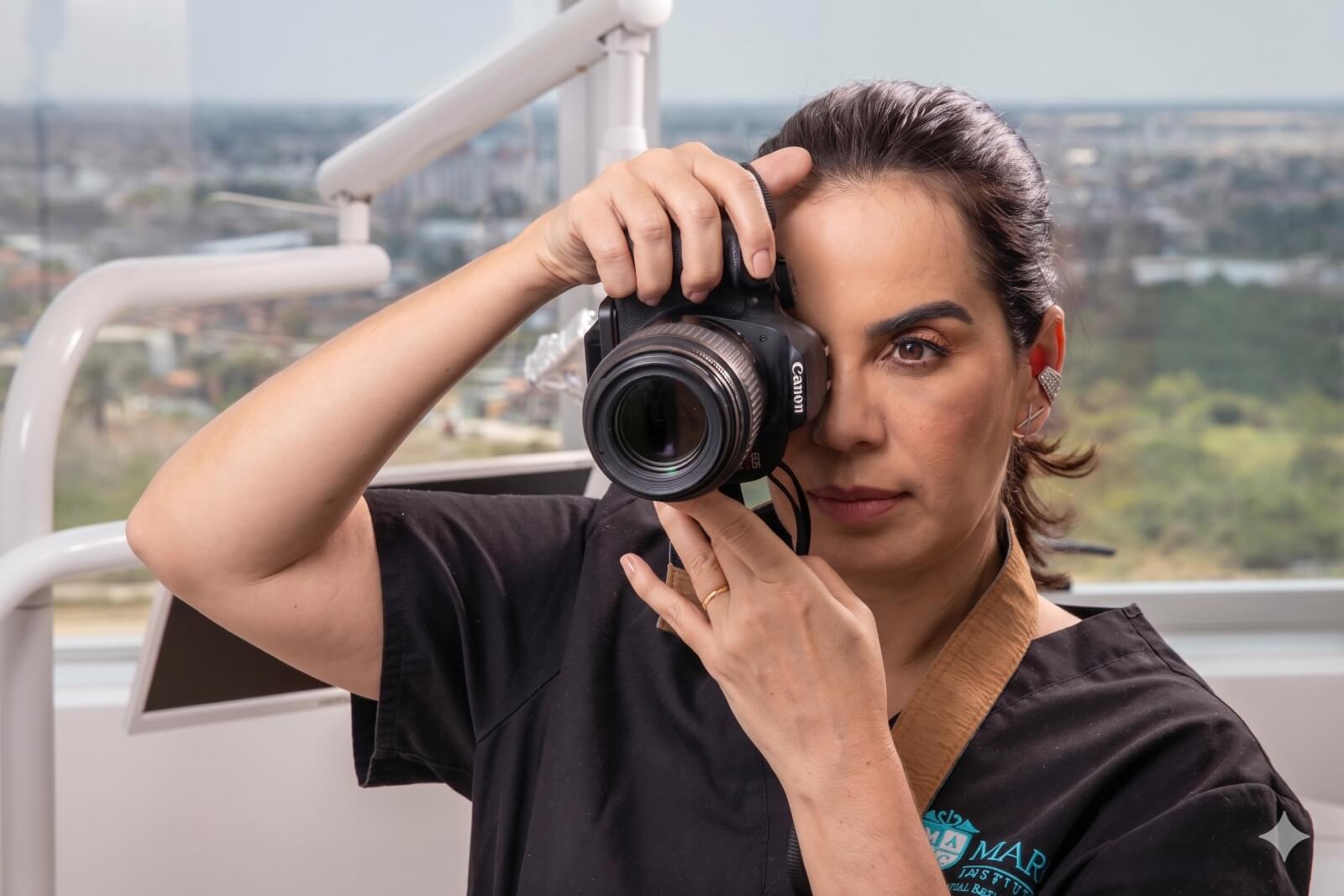 Dra. Camila Freitas segurando câmera profissional em consultório. Encontre o telefone de dentista em Feira de Santana no Shopping Boulevard.